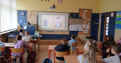 Dzieci oglądają film edukacyjny „Dzień książki”.