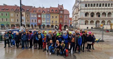 Dzieci stoją na Starym Rynku przed Ratuszem