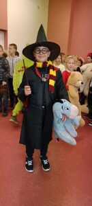 Chłopiec w stroju Harrego Pottera