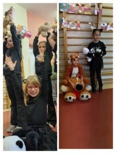 Uczniowie w strojach kotów