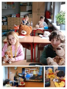 Uczniowie klas 2c, 3b i 1a z misiami podczas lekcji