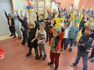 Dzieci tańczą na balu