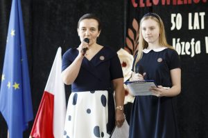 Prowadzące uroczystość - nauczycielka muzyki oraz przewodnicząca Samorządu Uczniowskiego podczas otwarcia uroczystości