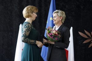 Dyrektor SAPO wręcza na scenie kwiaty dyrektorowi SP Czerwonak