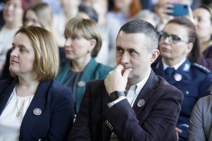 Wicedyrektorzy SP Czerwonak na pierwszym planie, w tle zaproszeni goście podczas obserwacji akademii na 50-lecie