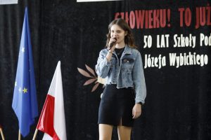 Absolwentka szkoły podczas występu solowego w trakcie akademii