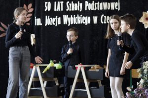 Teatr szkolny podczas występu, scenka ze straganu (Brzechwa)