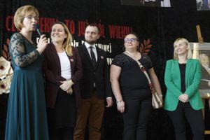 Dyrektor Szkoły dziękuje na scenie przedstawicielom Rady Rodziców za współpracę