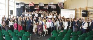 Zdjęcie grupowe po zakończeniu uroczystej akademii w sali gimnastycznej