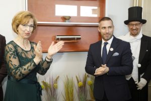 Wójt Gminy Czerwonak, Dyrektor Szkoły podczas uroczystego zapieczętowania kapsuły czasu na tablicy pamiątkowej w holu głównym szkoły
