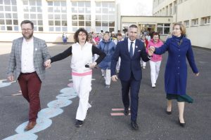 Wójt Gminy Czerwonak, Dyrektor Szkoły, Przewodniczący Rady Gminy Czerwonak oraz seniorka z grupy muzycznej Klanza podczas wspólnego wykonania poloneza na boisku szkolnym
