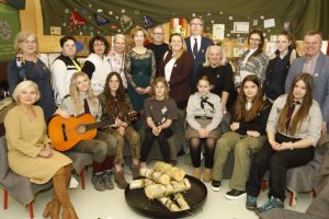 Zdjęcie grupowe w harcówce przygotowanej przez ZHP w sali lekcyjnej; grupa wokół ogniska