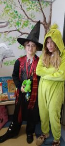 Uczennice klas 4 w przebraniach