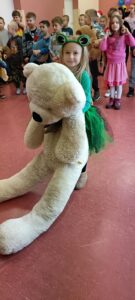 Dziewczynka w stroju żabki