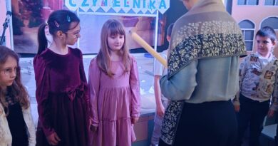 pani dyrektor pasuje uczennice kl 1a na czytelników