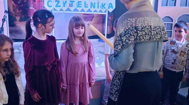 pani dyrektor pasuje uczennice kl 1a na czytelników