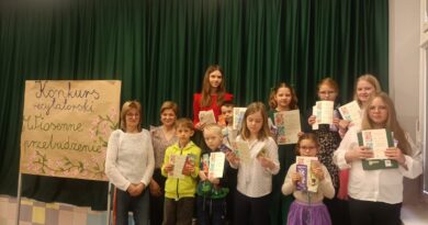 Zdjęcie grupowe uczestników konkursu recytatorskiego