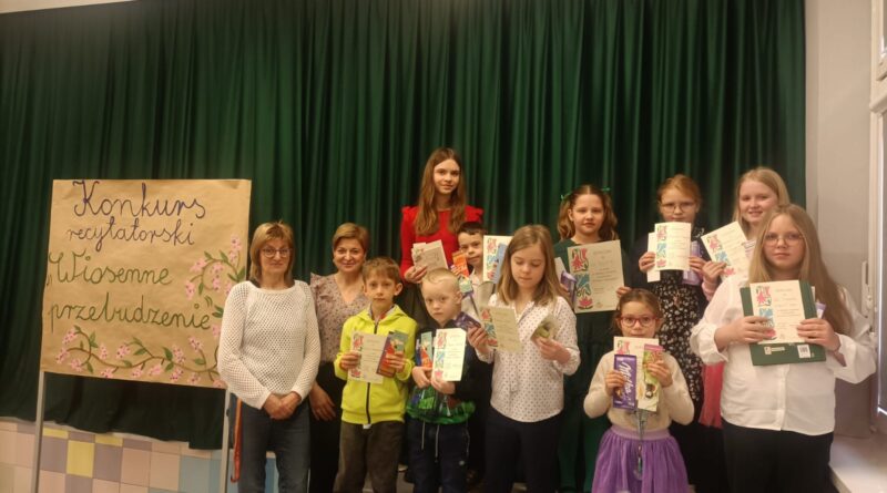 Zdjęcie grupowe uczestników konkursu recytatorskiego