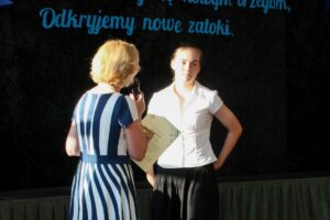 Pani dyrektor wręcza wyróżnienie za najlepsze osiągnięcia sportowe