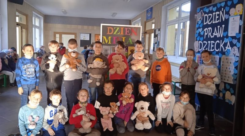 Zdjęcie grupowe klasy 3d z pluszakami przy gazetce Dzień Misia.
