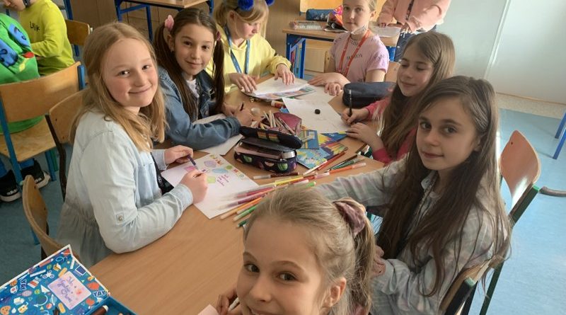 Grupa uśmiechniętych uczniów podczas warsztatów w ramach Dnia Samorządności