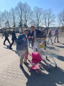 Uczniowie podczas przerwy na szkolnym boisku prezentują nosidła na książki i przybory szkolne w ramach akcji "Dzień bez plecaka"