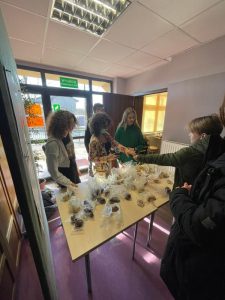 Grupa uczniów przy stoisku z ciastami