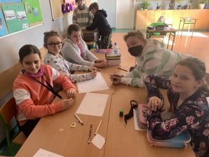 Grupa uśmiechniętych uczniów podczas warsztatów w ramach Dnia Samorządności