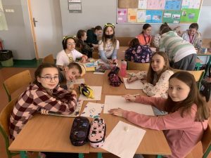 Grupa uśmiechniętych uczniów podczas warsztatów w ramach Dnia Samorządności