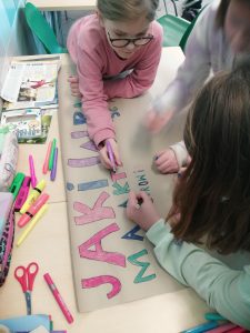  2 uczennice klasy 4 b wykonują prace plastyczną na temat wpływu aktywności fizycznej na zdrowie czł