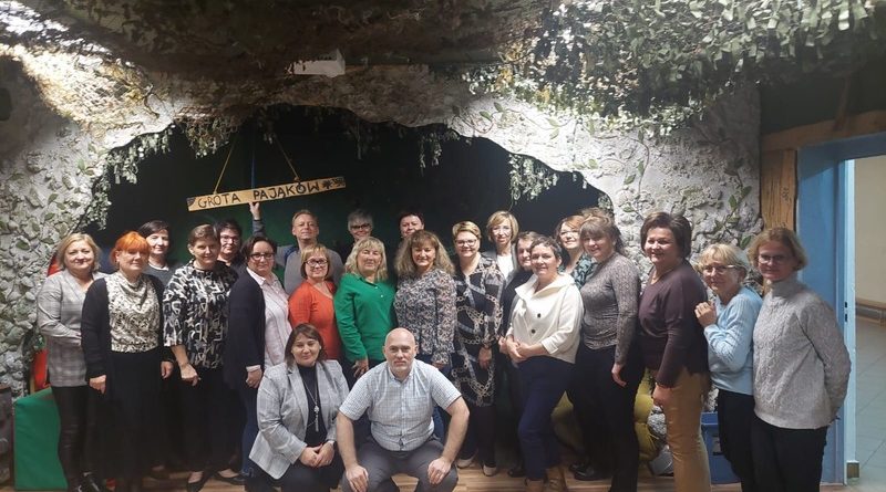 Grupa dyrektorów i wicedyrektorów z 10 szkół z województwa wielkopolskiego, które uczestniczą w projekcie „Dziecko z Pasją” , podczas spotkania studyjnego w Gdańsku w SP nr 69