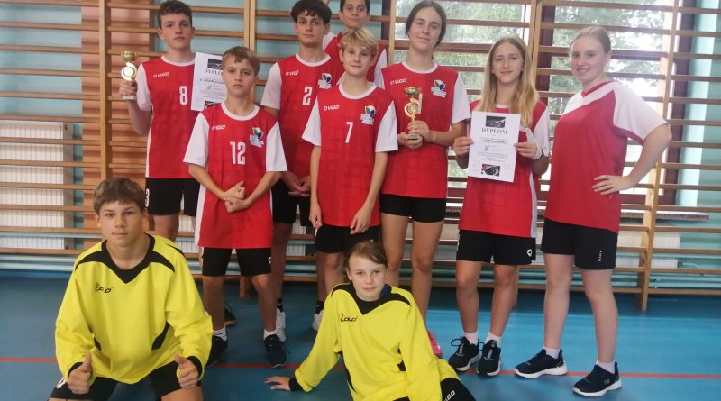 Zdjęcie zespołu chłopców I dziewczyn w strojach sportowych