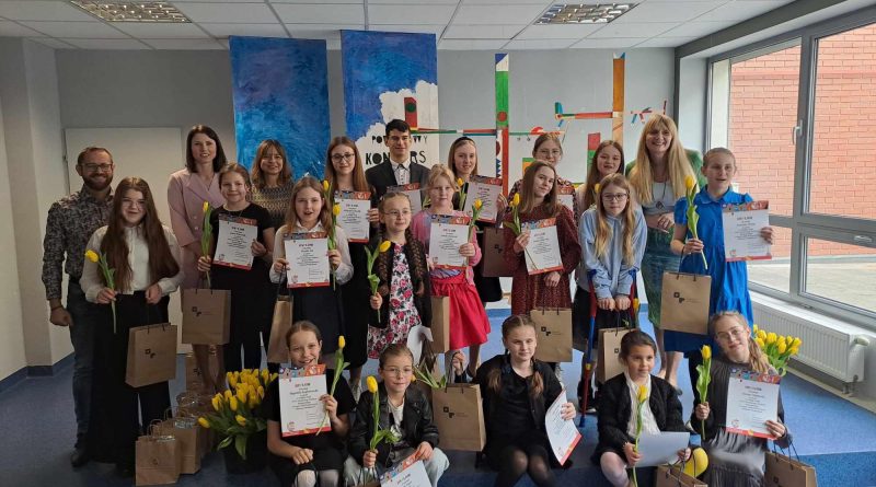 grupowe zdjęcie wszystkich uczestników konkursu recytatorskiego