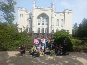 Zdjęcie grupowe klasy 2a w Arboretum w Kórniku. W tle zamek w Kórniku.