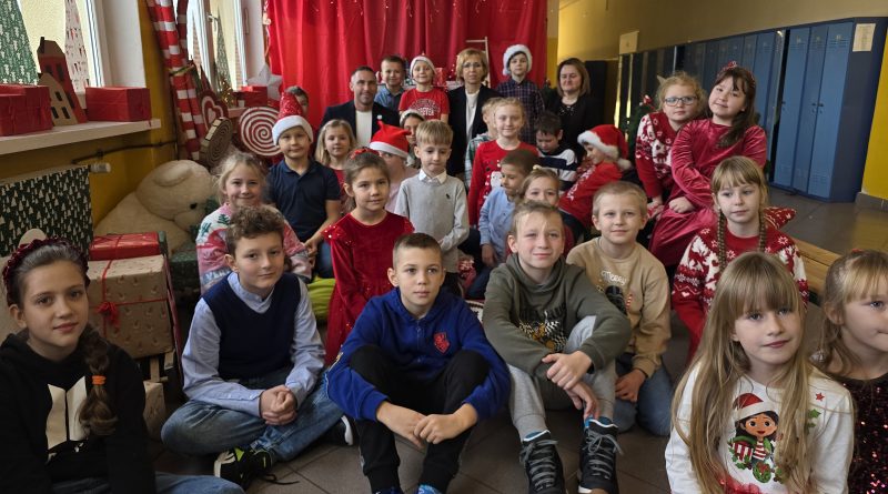 Zdjęcie grupowe dzieci, pani dyrektor i wojta