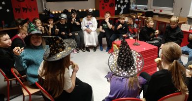 Przebrane dzieci siedzą w kregu