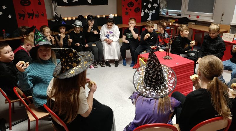 Przebrane dzieci siedzą w kregu