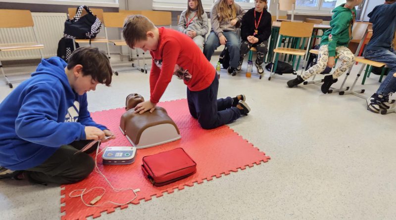 uczniowie wykonują rko na fantomie