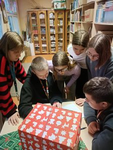 Uczennice wypełniają kod