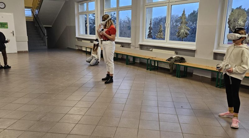 uczniowie z okularami vr wykonują zadanai