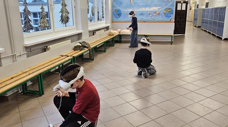 uczniowie z okularami vr wykonują zadanai