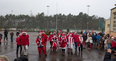 tańczący seniorzy przebrani za mikołajów