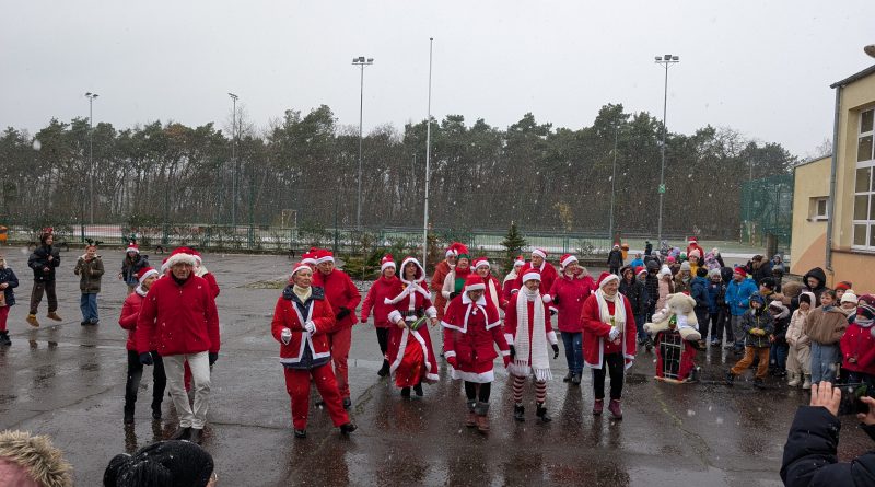 tańczący seniorzy przebrani za mikołajów