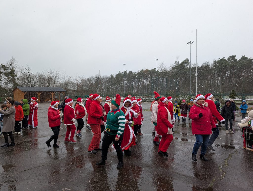 ący seniorzy w przebraniach mikołajów