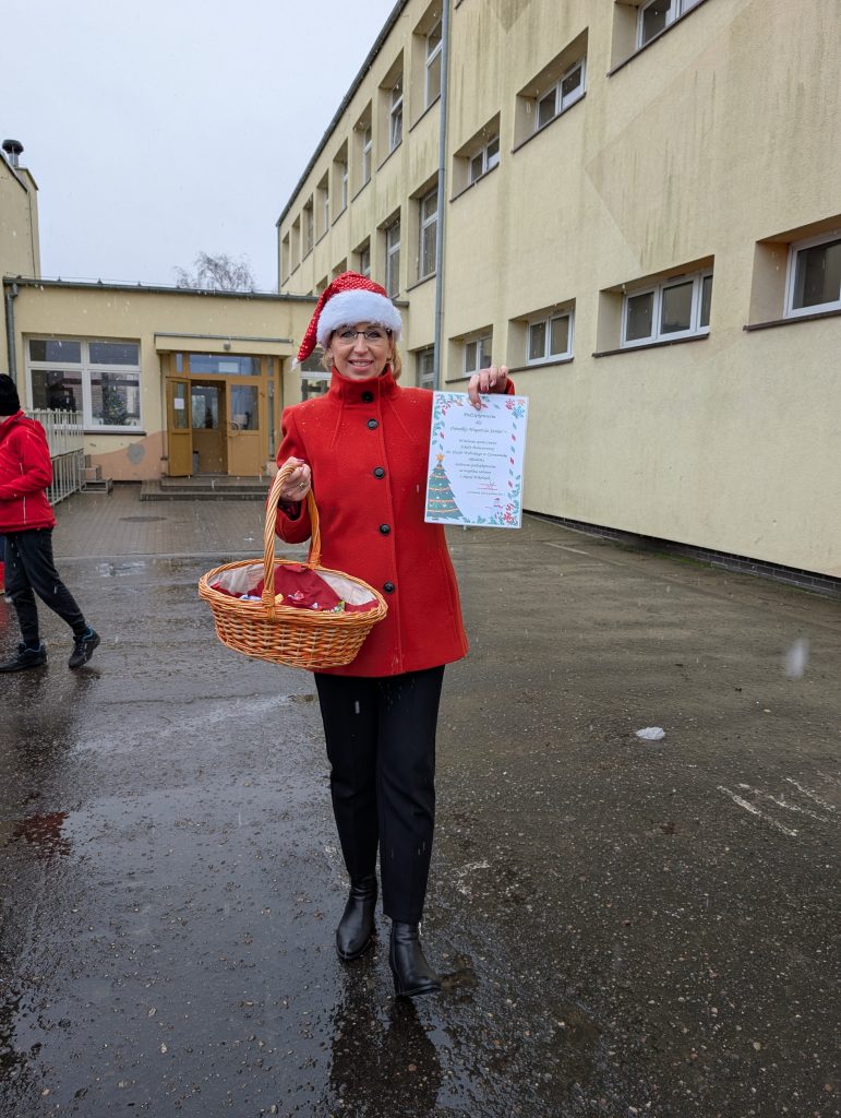 ani dyrektor w czapeczce mikołaja z koszem słodkośći