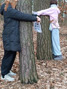 Uczniowie przytuleni do drzewa 