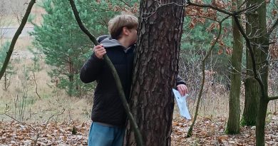 Uczeń przytulony do drzewa