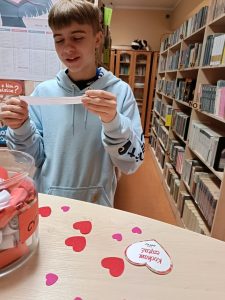 Chłopiec odczytuje tekst z karteczki