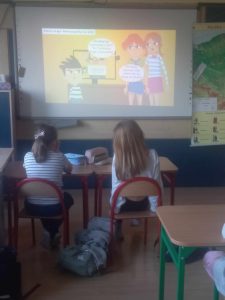 Uczniowie oglądają film pt. „Sieciaki”
