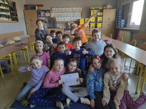 uczniowie kl 1 a z dyplomem
